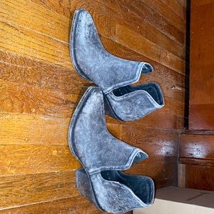 Size 9 Ariat boots. Brand new.